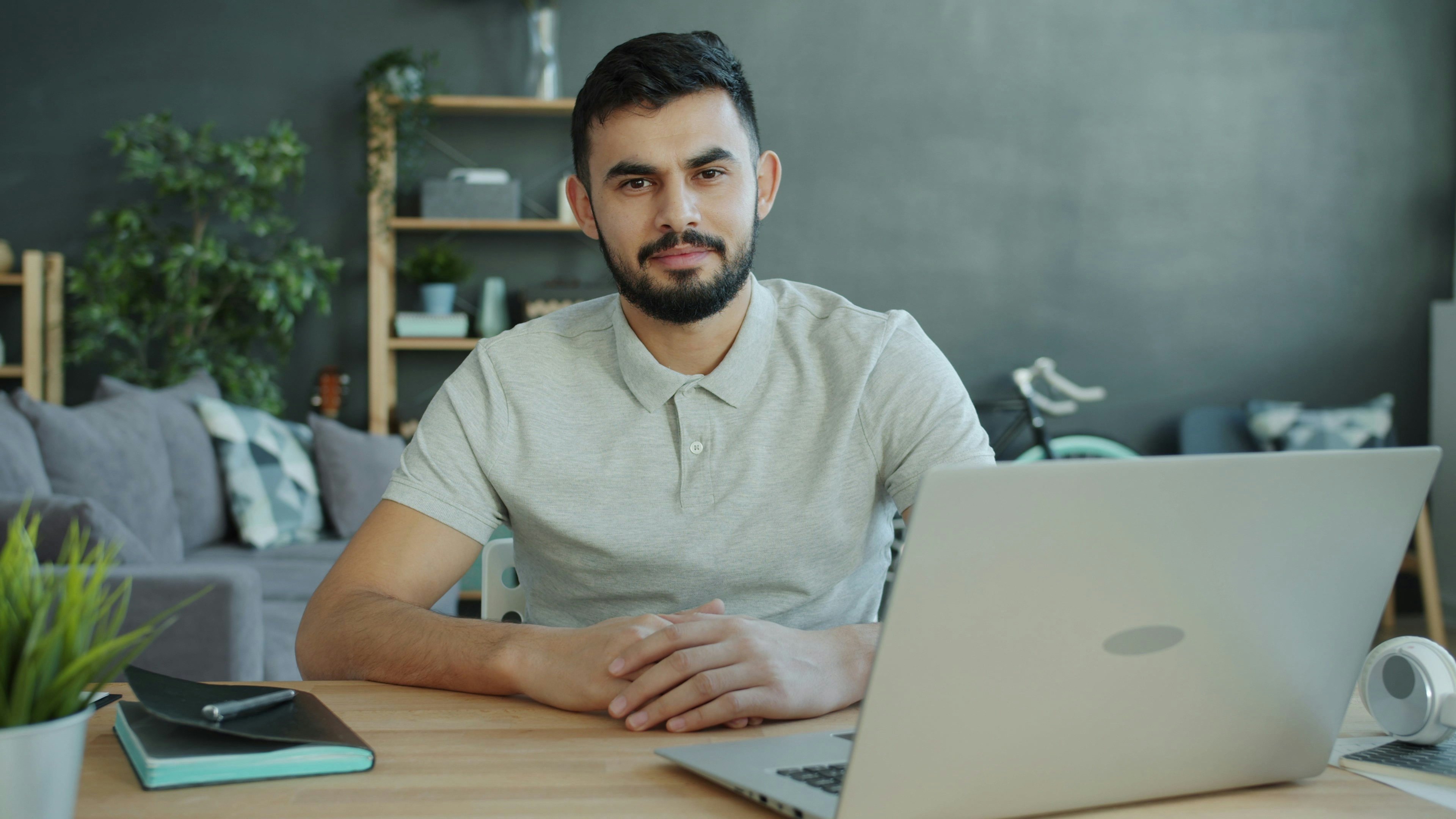 Emprendedora chilena revisando oportunidades de Compra Ágil en Mercado Público desde su computador